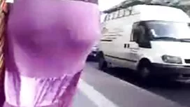 Tyttö vaaleanpunaine ...