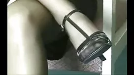 Nuori tyttö kylpyhuo ...
