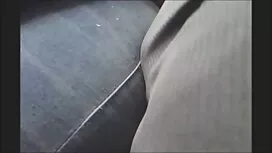 Hän vakoilee pari ra ...