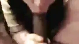 Nuori nainen nousi i ...