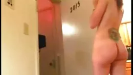 Vaimo makuuhuoneessa ...